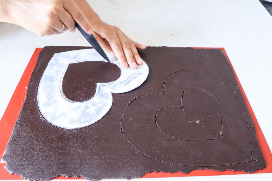 вырезаем сердце по шаблону из теста