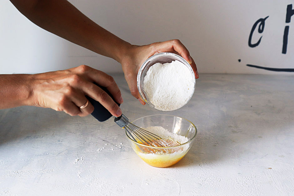 смешиваем крахмал с желтками для крема