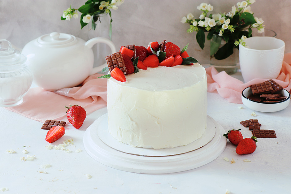 украшаем торт клубникой