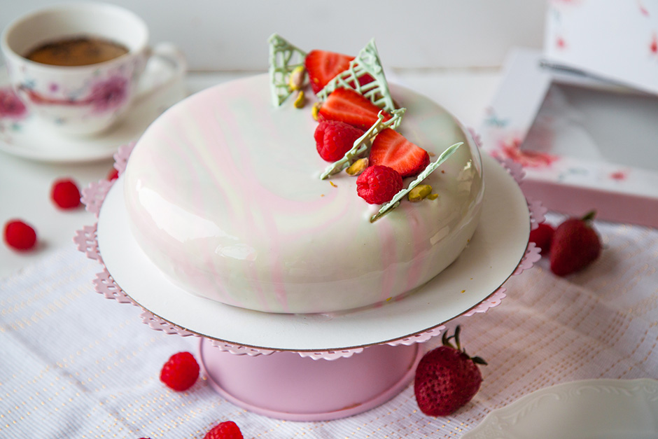 украшаем торт клубникой