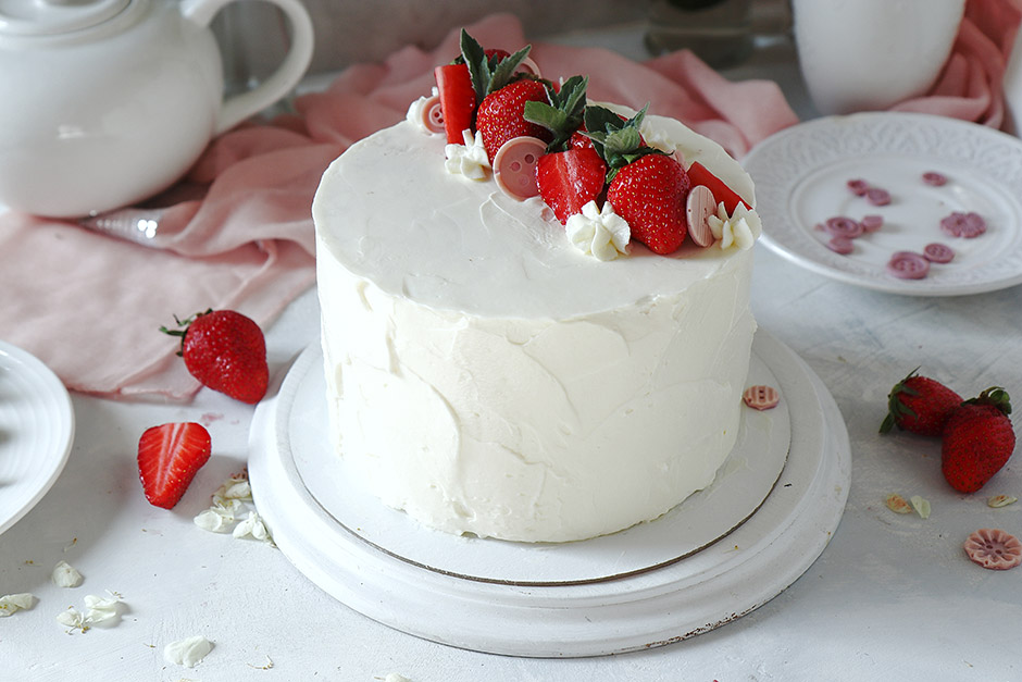 украшаем торт клубникой